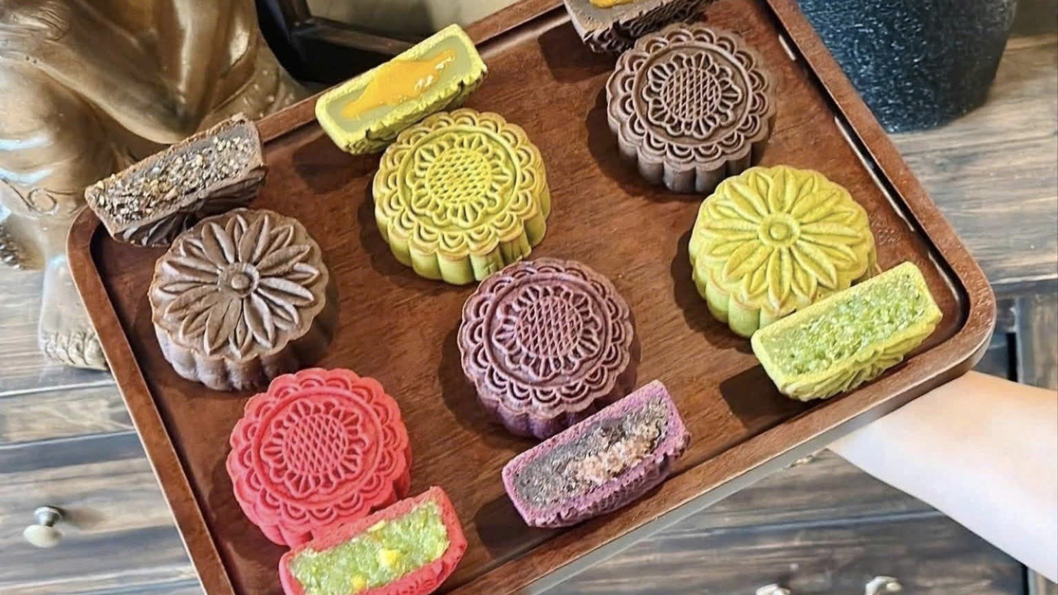 dung-chi-nhin-vao-mau-ma-day-la-nhung-dieu-ban-can-luu-y-khi-mua-banh-trung-thu-handmade