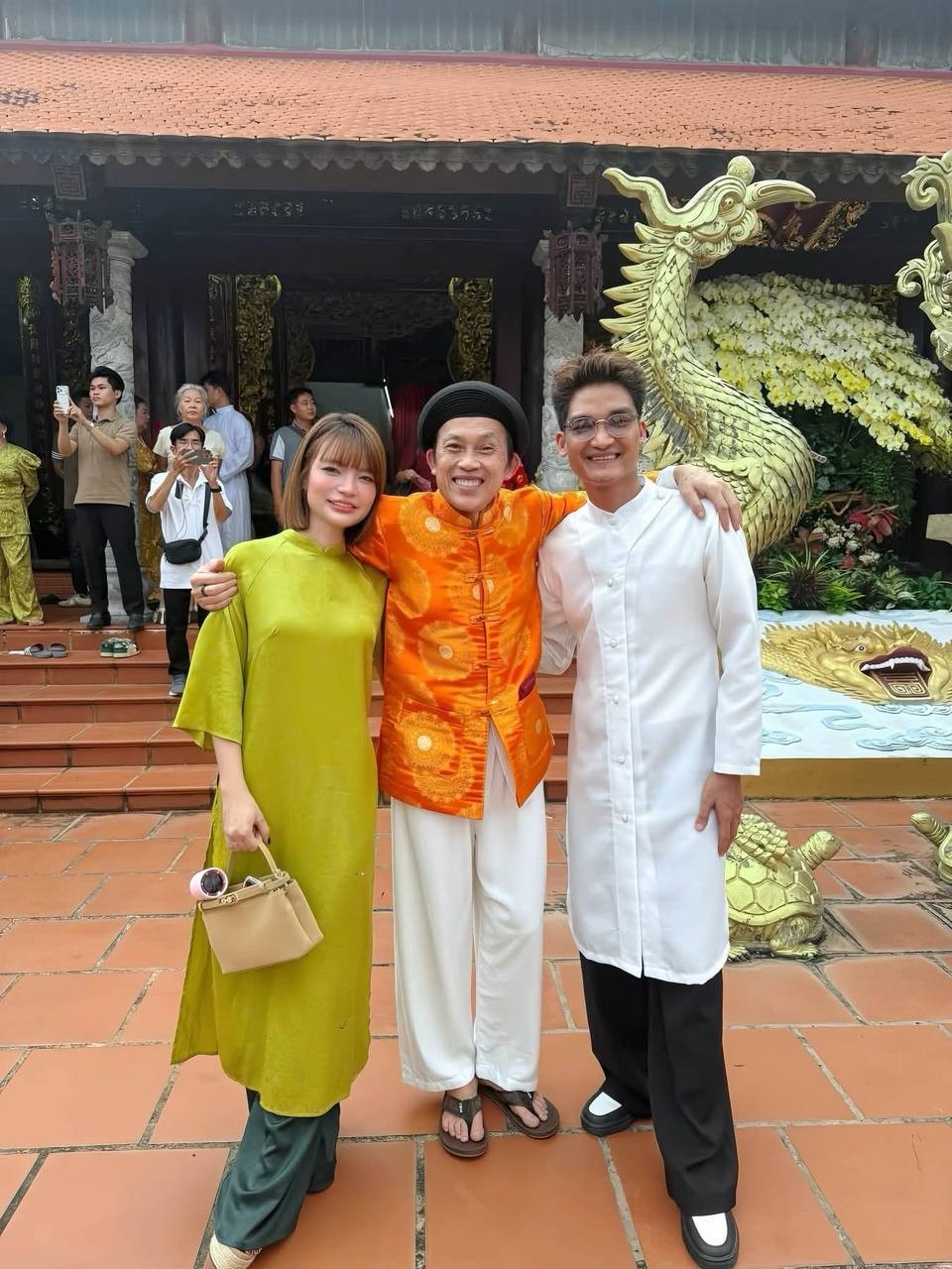 nghe-si-hoai-linh-chu-tri-nghi-le-dan-sao-viet-tu-hoi-o-den-tho-100-ty-dip-gio-to-3-1790069221.jpeg