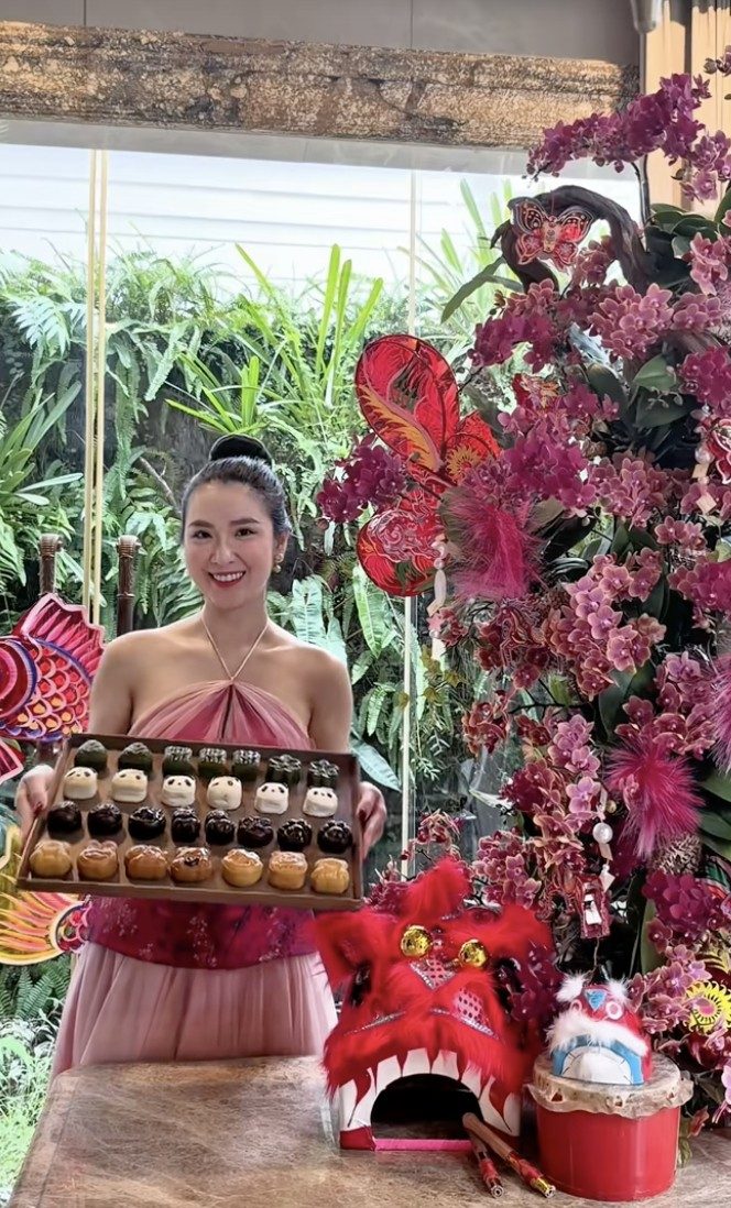 ben-trong-biet-thu-cua-ngoc-loan-mua-trung-thu-nao-cung-tu-tay-trang-tri-lam-banh-cuc-kheo-1-1790225172.jpg