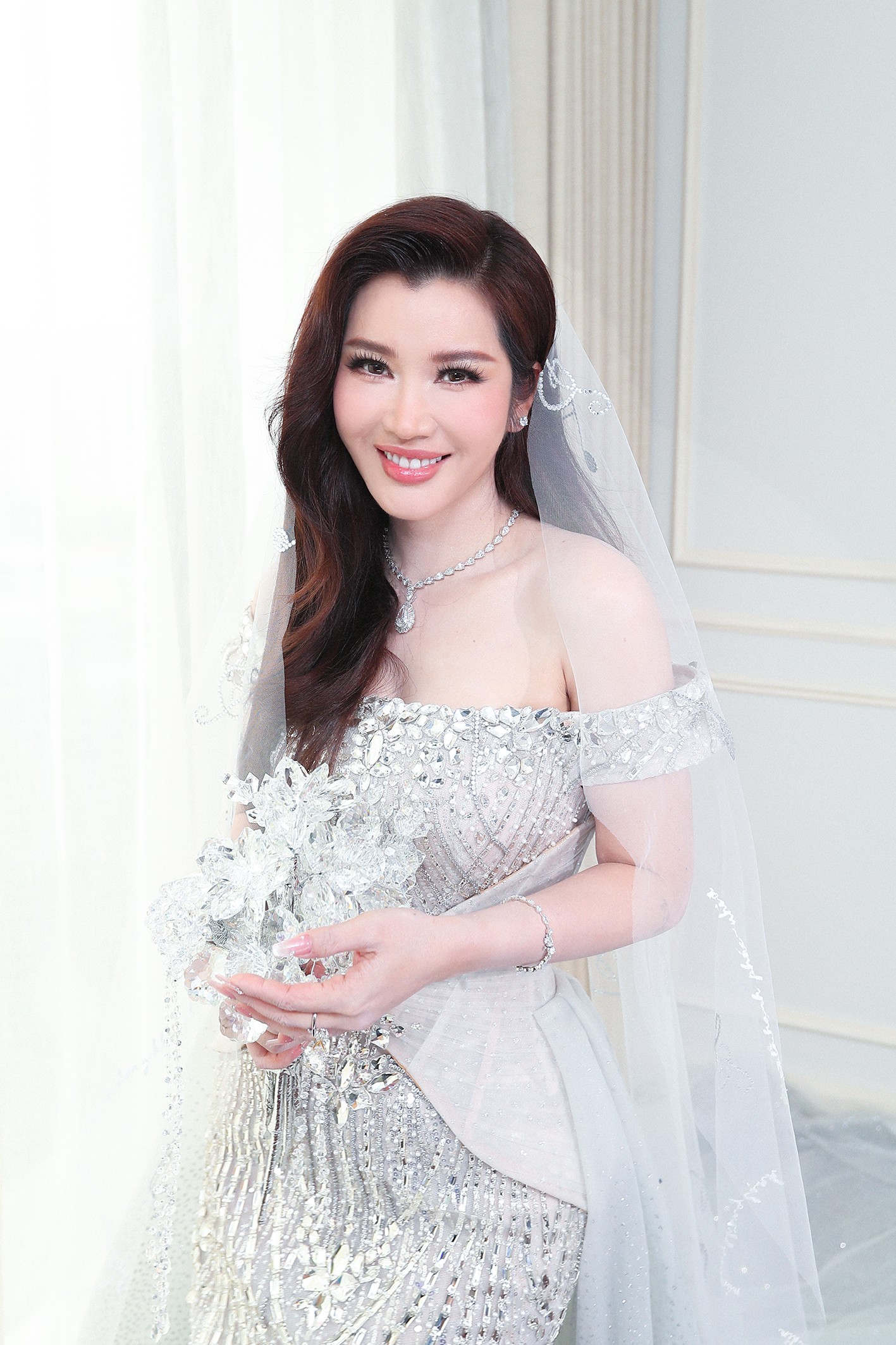 nhan-sac-ba-xa-akira-phan-truoc-gio-g-voi-vay-cuoi-corset-3d-thao-roi-cuc-ao-2-1790419384.JPG