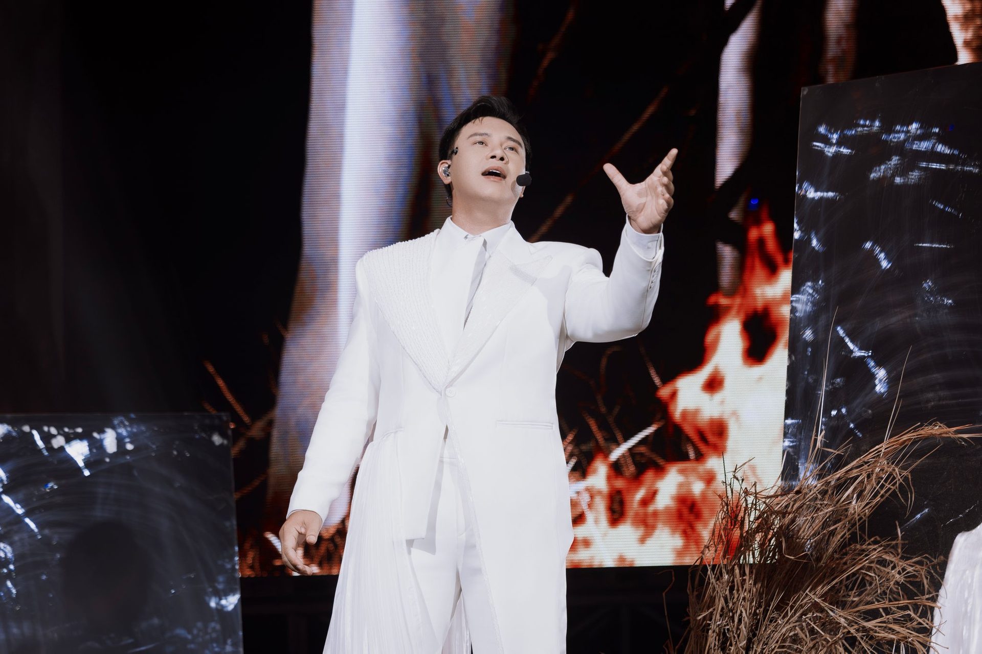 anh-tai-dong-hung-nghen-ngao-nho-lai-bien-co-no-hang-chuc-ty-22phai-cui-dau-nhieu-moi-song-duoc22-th-1790566843.jpg