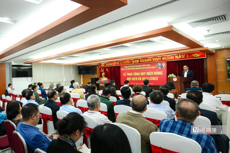 Hội Luật gia Việt Nam trao tặng huy hiệu Đảng cho đảng viên ưu tú