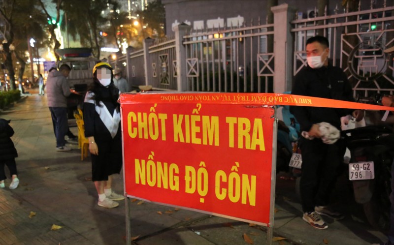 Kiểm tra nồng độ cồn hàng loạt nữ tài xế tối 8/3