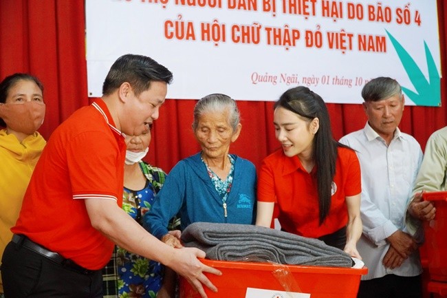 dien-vien-nha-phuong-dong-hanh-hoi-chu-thap-do-cuu-tro-ba-con-mien-trung-3-1664788555.JPG