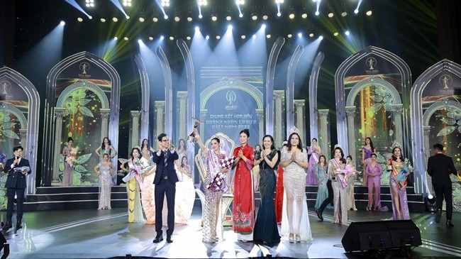 ngoi-vi-a-hau-1-hoa-hau-doanh-nhan-chau-a-viet-nam-2022-thuoc-ve-doanh-nhan-thai-thi-quy-huong-3-1669864134.jpg