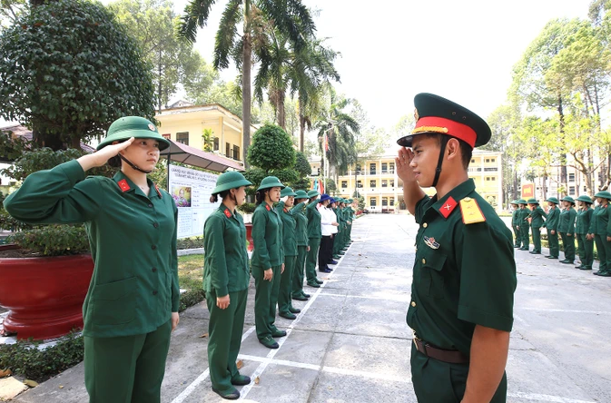 Ngày Quốc tế phụ nữ 8/3: Hình ảnh “đẹp và mạnh mẽ” của nữ tân binh ngày đầu nhập ngũ