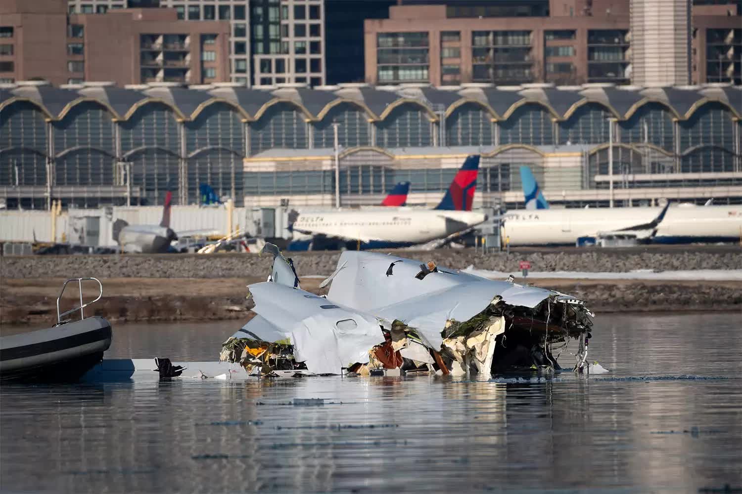 american-airlines-flight-crash-january-30-2025-in-washington-dc-013025-8e012a70c4f34a1c9e67f844652e850d-1738499669186-1738499669359497119070-1738554457.jpg