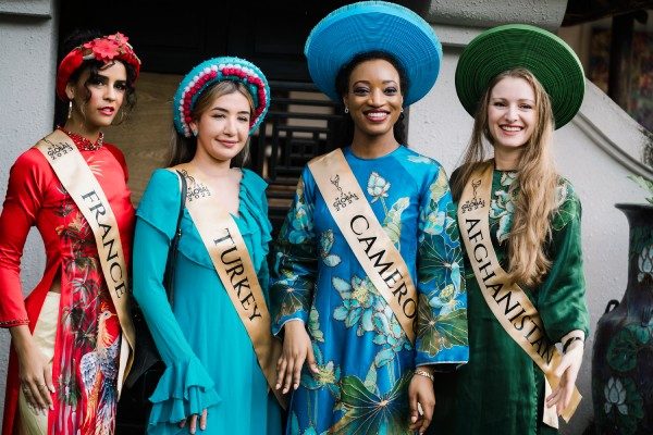 dan-thi-sinh-miss-global-2023-khoe-sac-voi-ao-dai-viet-nam-3-1704889149.jpg