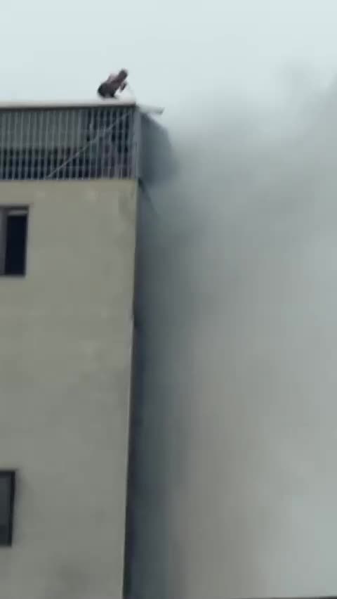 2-thanh-nien-dung-cam-pha-mai-ton-tang-thuong-giai-cuu-nguoi-mac-ket-trong-dam-chay-o-linh-nam-chuyen-trang-an-ninh-thu-do-bao-cong-an-nhan-dan-1774395912.mp4