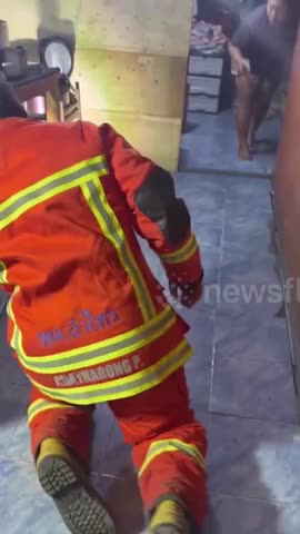 bat-song-ran-ho-mang-chua-dai-4-met-an-nap-trong-bep-nha-dan-1777558059.mp4