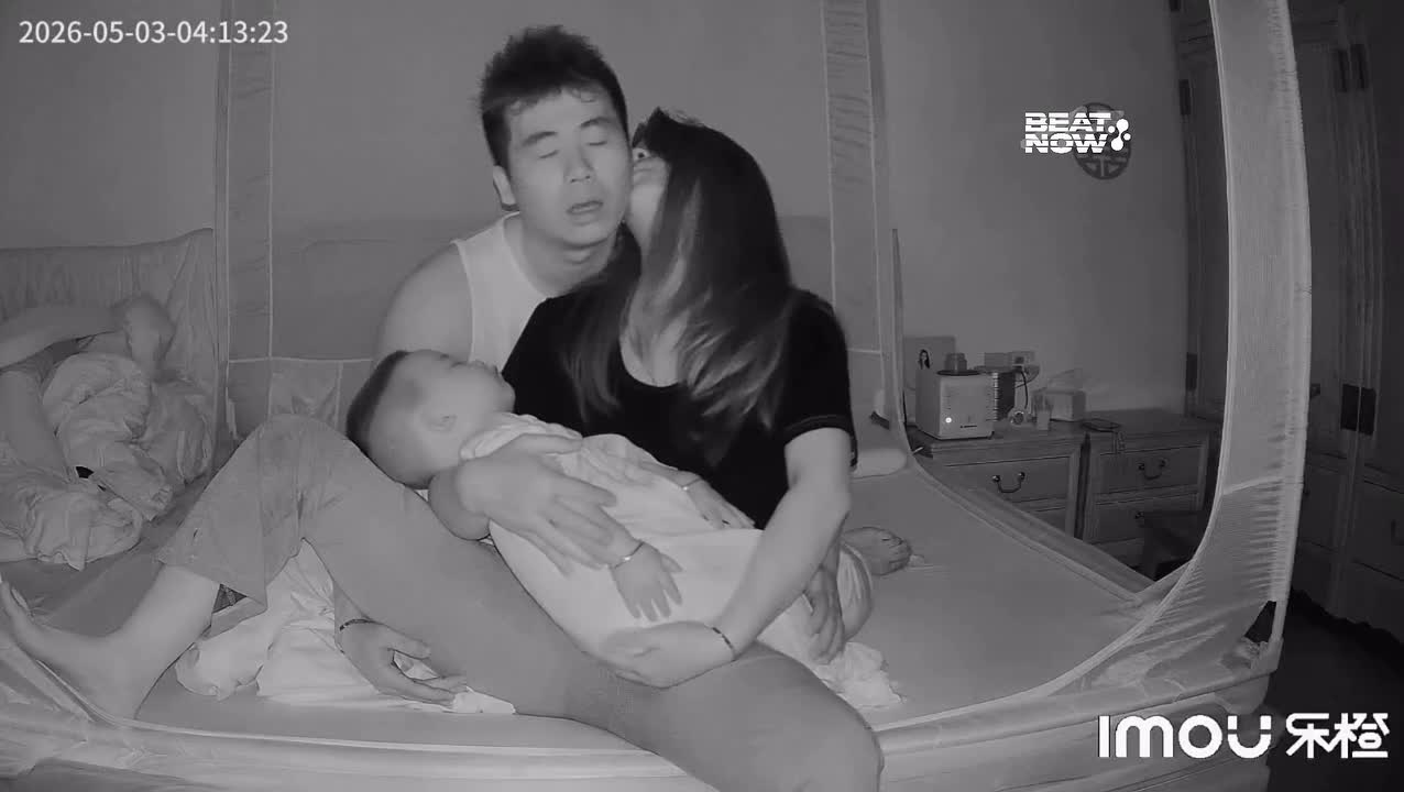 camera-phong-ngu-ghi-lai-hanh-dong-kho-tin-cua-nguoi-chong-saostarvn-1778024620.mp4