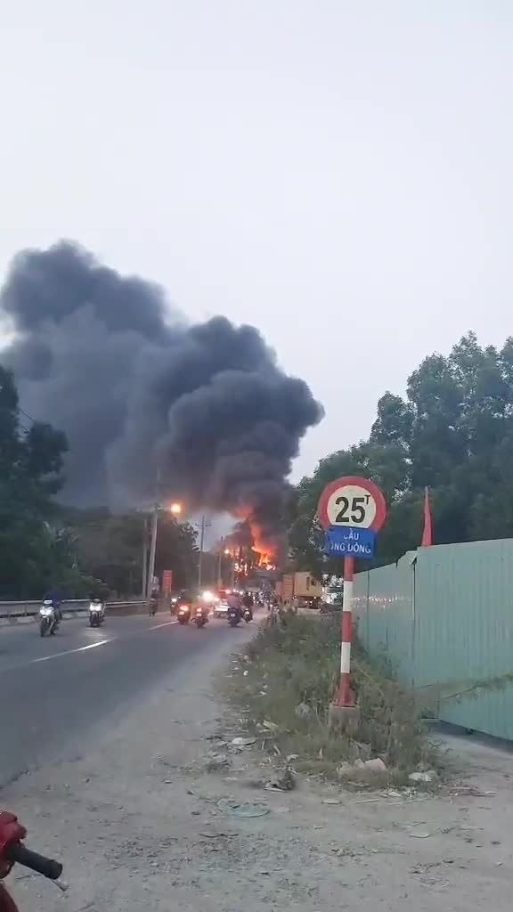 chay-nha-xuong-sau-lung-cay-xang-o-tphcm-cot-khoi-boc-cao-hang-chuc-met-bao-phap-luat-tp-ho-chi-minh-1776521830.mp4