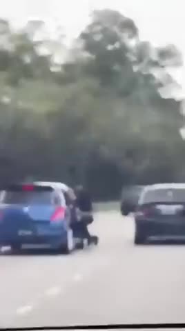 chong-cu-du-nap-capo-xe-suot-2km-cung-dong-bon-dap-pha-xe-vo-cu-1772592475.mp4