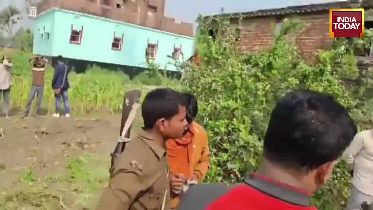 co-gai-treo-len-cot-phat-song-di-dong-va-ly-do-bat-ngo-1773037587.mp4