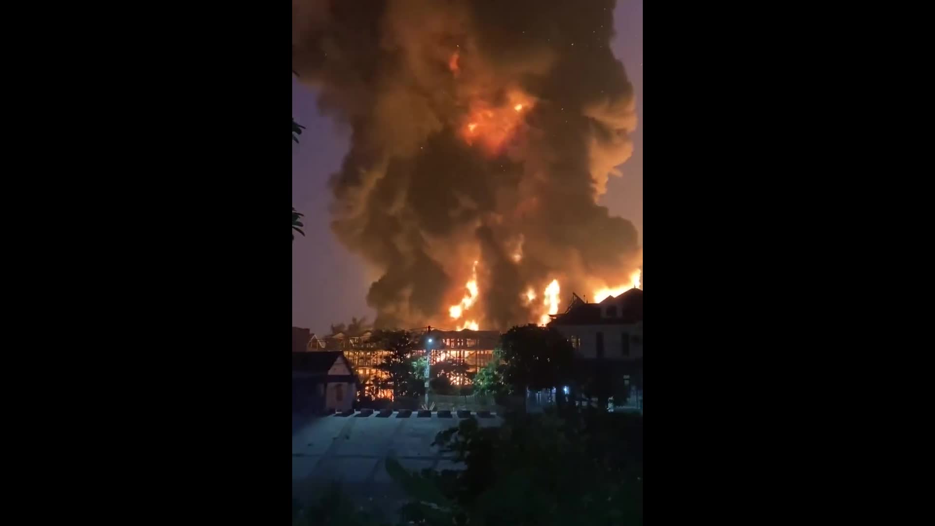 dang-chay-kho-son-o-ha-noi-khoi-lua-boc-cao-cuon-cuon-1777127296.mp4