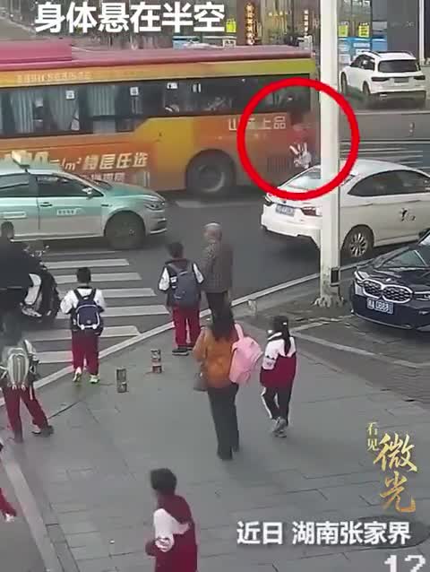 dang-di-duong-thay-canh-nay-tren-xe-buyt-nguoi-dan-ong-lap-tuc-hanh-dong-khien-trieu-nguoi-cam-phuc-1773381574.mp4