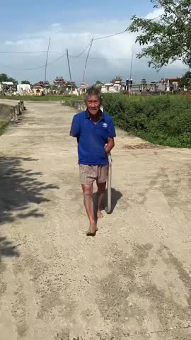 hai-hung-canh-cu-ong-cut-tay-kep-ran-ho-mang-dai-hon-2-met-di-tren-duong-1773585670.mp4