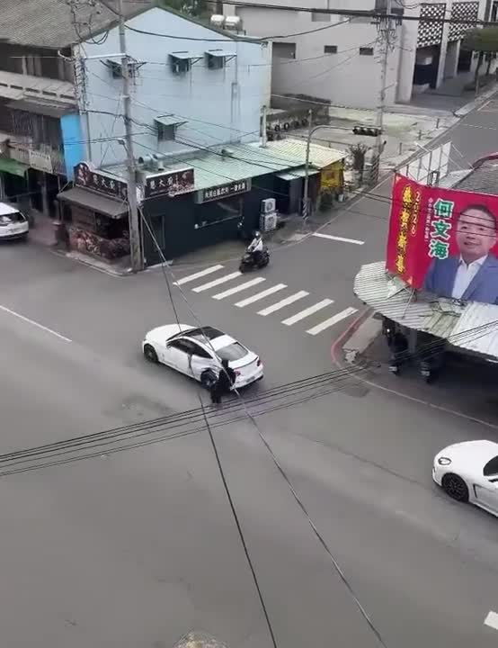 hai-tai-xe-mau-thuan-lai-xe-sang-huc-nhau-giua-pho-bao-dien-tu-tien-phong-1772862574.mp4