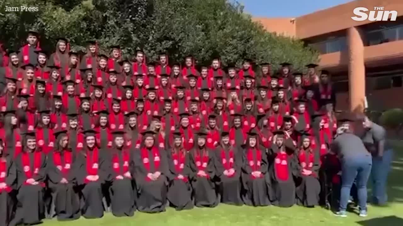 khan-dai-sap-trong-le-tot-nghiep-23-sinh-vien-bi-thuong-1772543968.mp4