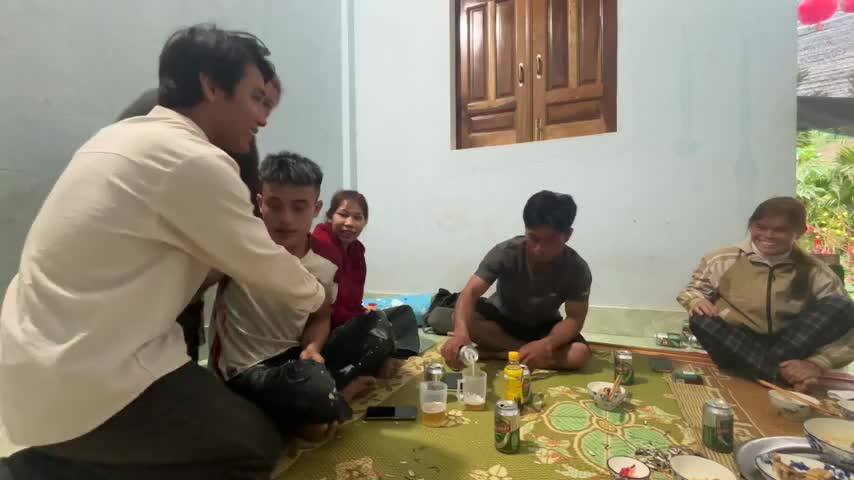 khi-van-chuan-bi-quay-ve-lam-dong-minh-om-anh-trai-va-khoc-1776822096.mp4