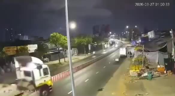 kinh-hoang-khoanh-khac-tam-thep-hon-10-tan-roi-de-bep-cabin-xe-rac-tai-xe-tu-vong-1774666199.mp4