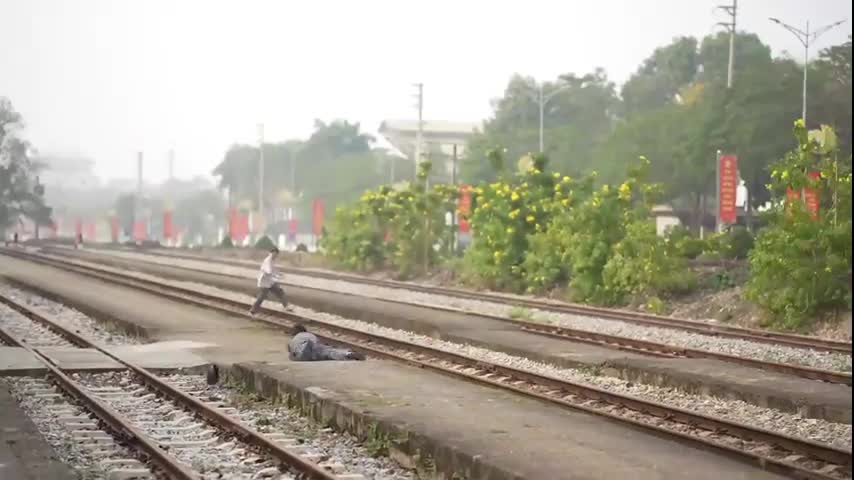 lai-tau-phanh-khan-cap-cuu-mang-nguoi-dan-ong-dang-bang-qua-duong-ray-nguon-duong-sat-viet-nam-1770769593.mp4