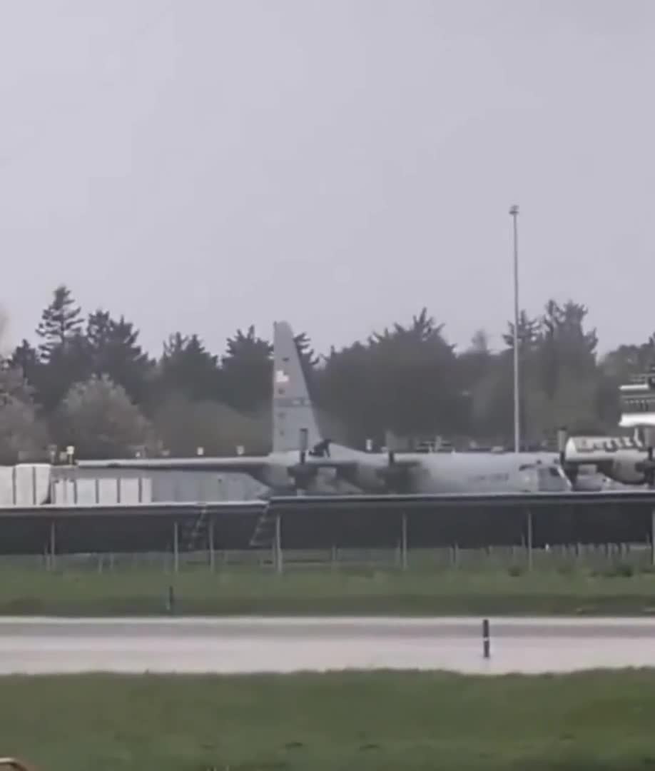 nguoi-dan-ong-cam-riu-bo-lien-tuc-xuong-may-bay-quan-su-my-o-ireland-bao-dien-tu-tien-phong-1776052368.mp4