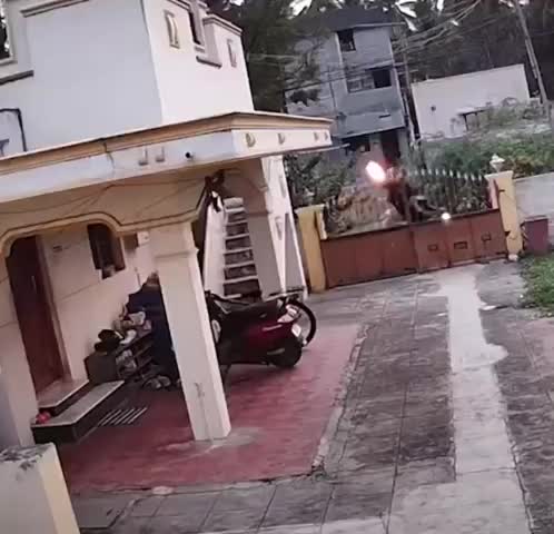 nguoi-dan-ong-nem-bom-xang-dot-nha-nguoi-yeu-cu-sau-chia-tay-1-1780023994.mp4