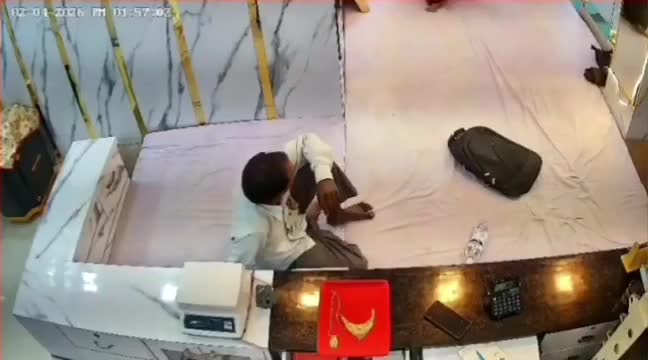 nguoi-phu-nu-vo-mua-hang-roi-dung-sung-cuop-cua-hang-trang-suc-1775205346.mp4