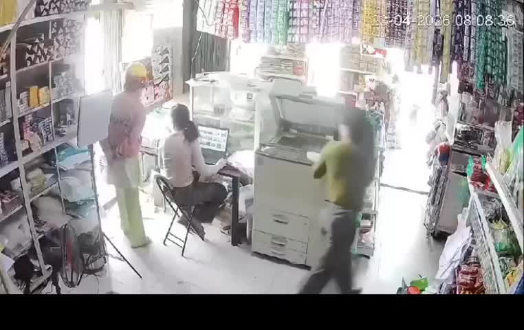 nguyen-nhan-nguoi-dan-ong-khoa-than-xong-vao-tiem-tap-hoa-hanh-hung-co-giao-1777197096.mp4