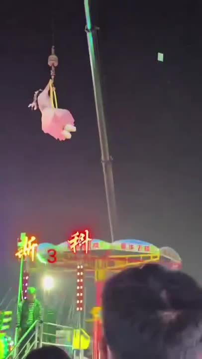 nu-dien-vien-xiec-roi-xuong-dat-khi-dang-bieu-dien-khan-gia-la-h-1773540563.mp4