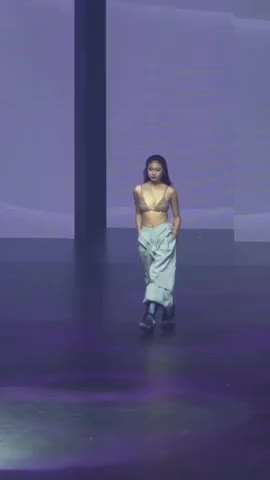 su-co-hy-huu-mau-nu-dut-day-ao-chi-5-giay-khi-vua-lo-mat-va-man-xu-ly-khien-chuc-trieu-nguoi-vo-tay-1776956629.mp4