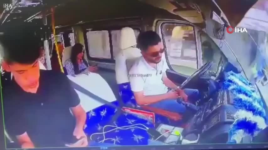 tai-xe-ngu-gat-khien-xe-buyt-dam-vao-tuong-hanh-khach-vang-khoi-ghe-1781352651.mp4