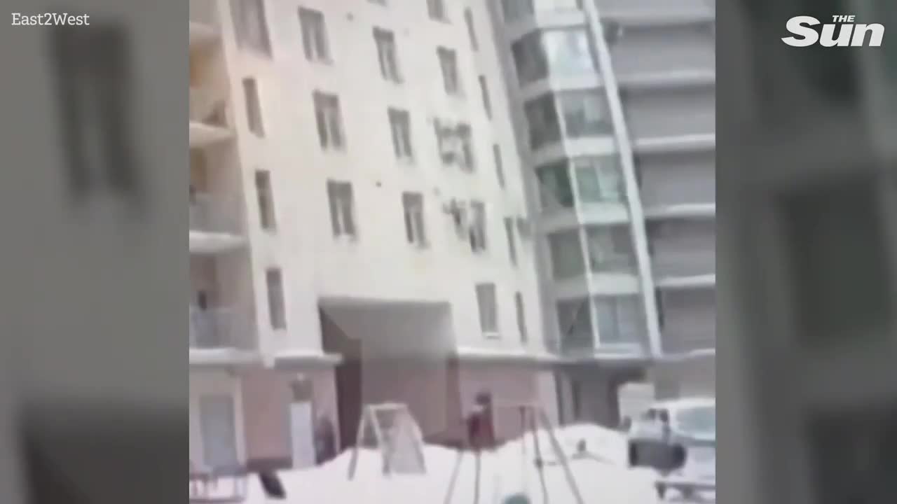 thot-tim-canh-nguoi-dan-ong-tay-khong-cuu-song-be-trai-roi-khoi-tang-7-1772006361.mp4