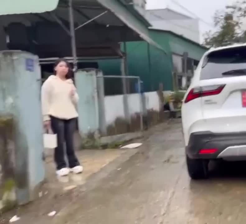 xon-xao-o-to-do-chan-ngo-nho-dieu-them-xe-chan-loi-ra-bao-dien-tu-tien-phong-1771501479.mov