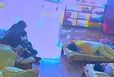 Camera ghi lại cảnh trẻ mẫu giáo ngủ trưa ở trường, hành động của 3 cô giáo khiến phụ huynh không nói nên lời