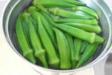 Luộc đậu bắp toàn bị nhớt hóa ra sai ở bước này, đầu bếp mách đúng 1 cách, đậu bắp xanh mướt chẳng nhớt chút nào!