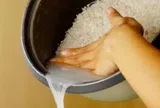 Hai cách vo gạo dường như gia đình nào cũng làm không ngờ lại là sai lầm, mất đi nhiều dinh dưỡng