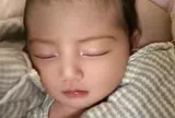 Vừa chào đời đã đẹp như tạc tượng, bé sơ sinh khiến cả phòng mổ trầm trồ: “Chưa từng thấy đứa trẻ nào như vậy”
