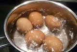 Luộc trứng dùng nước sôi hay nước lạnh đều sai bét, nhớ những điểm này, luộc xong chỉ chạm nhẹ là vỏ tự bong