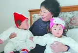 Cụ bà từng gây xôn xao khi sinh đôi ở tuổi 60, giờ đã gần 80, sắc vóc hai bé gái khi 16 tuổi mới bất ngờ