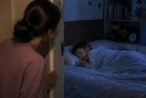 Cứ 8 giờ tối là con lên giường đi ngủ, mẹ nghi ngờ về nhà kiểm tra người giúp việc mới sáng tỏ