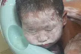 Mẹ phát hiện con trai đi tắm mãi vẫn chưa ra, vào kiểm tra thì hoảng hốt thấy mặt con trắng bệch