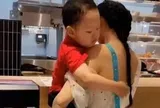 Nắng nóng, mẹ mặc áo hở lưng cùng con đi ra ngoài, hành động đáng yêu của em bé khiến người xung quanh bật cười