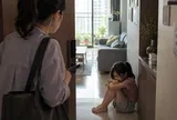 Ôm con gái về sống chung với chồng mới, một lần đi làm về giữa trưa thấy cách anh đối xử với con, tôi quyết ly hôn