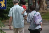 Sau khi nghỉ hưu, người tất bật chăm cháu và người đi du lịch nghỉ dưỡng, 3 năm sau thấy khác biệt quá rõ rệt