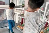 Thấy con đứng im lặng hồi lâu nhìn sang cửa sổ nhà hàng xóm, mẹ bật cười khi biết thứ khiến con ngẩn ngơ