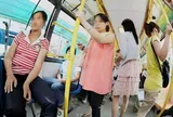 Bị nhắc nhở vì ngồi ghế ưu tiên, cô gái trẻ khiến cả xe buýt ngượng ngùng khi một vật trong túi vô tình rơi xuống