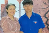 Con trai "nữ hoàng cảnh nóng" Việt: 13 tuổi tay không bắt rắn, 16 tuổi vẫn được mẹ đích thân "tháp tùng"