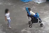 Chị gái chơi với em trai trước sân nhà, chiếc xe đẩy bất ngờ xảy ra sự cố khiến phụ huynh thót tim